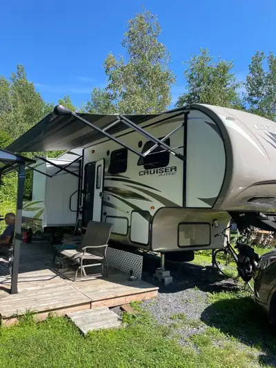 Fifthwheel 2014 Cruise aires Poids 7295lbs 3 slide out électrique Capacité de coucher 4 personnes.Un...