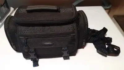 NICE HIGH QUALITY CAMERA / CAMCORDER CASE LOTS OF STORAGE POCKETS WITH ZIPPER SHOULDER STRAP INCLUDE...