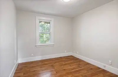 Spacious room rental with full closet close to the University of Windsor, Detroit river and Downtown...