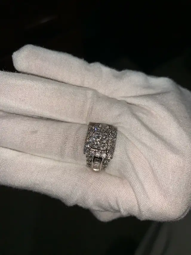 14k white gold ladies haloed engagement ring in Jewellery & Watches in Delta/Surrey/Langley - Image 3