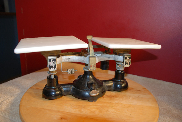 Double Beam Balance Scale ''Ohaus'' 2 Kilo Scale in Arts & Collectibles in Edmonton - Image 3