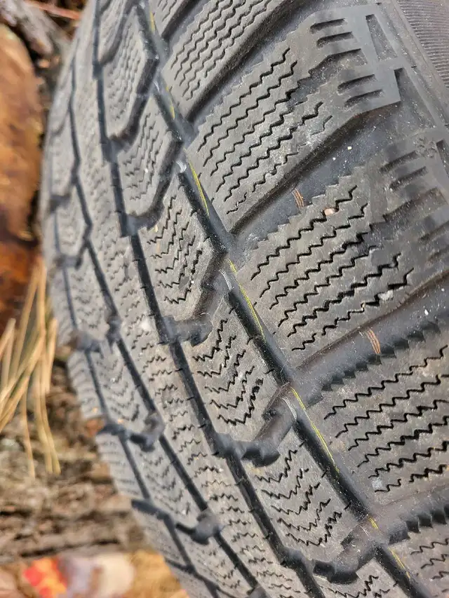 4 pneus d'hiver sur rims + 1  (2x 215/60 R16  3x 205/65 R16) in Tires & Rims in Laval / North Shore - Image 3