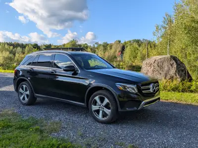 GLC 300 4Matic en très bonne condition. - 115 000Km - Moteur 4 Cyl. 241 Hp, - Boîte auto. 9 vitesses...