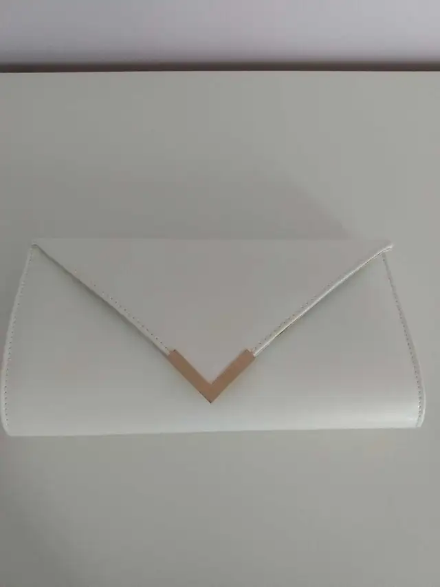 White clutch purse in Women's - Bags & Wallets in City of Montréal - Image 2