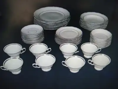 Service de vaisselle 8 couverts (Blanc et argent) de marque wakbrzych: 8 soucoupes, 8 tasses, 8 assi...