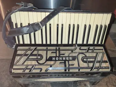 Hohner Verdi lV acordion, View more