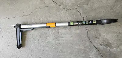 Like new condition Fiskars 4-Claw Stand-Up Extendable Weeder. Purchased new from Canadian Tire, used...