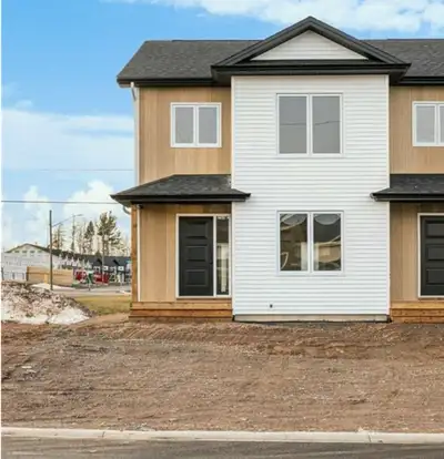 3 Bedroom/2  Baths Home In Dieppe