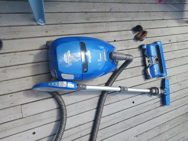 Kenmore Intuition vacuum cleaner. in Vacuums in Truro - Image 4