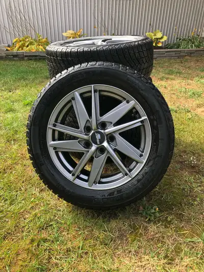 Pneus d’hiver Michelin X-Ice 215/55 R16 montés sur jantes en alliage