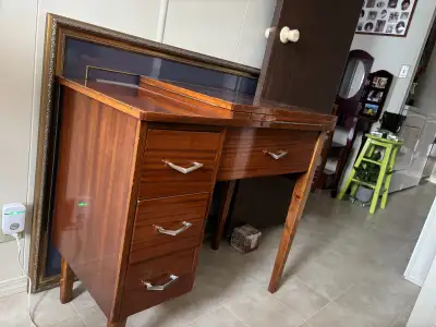 SINGER SEWING MACHINE WITH BEAUTIFULLY MADE CABINET. MODEL 714 You can see the features of what it h...