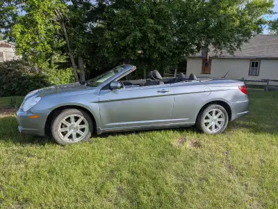 Experience the open road in this extremely reliable 2009 Chrysler Sebring, a stylish pre-owned conve...