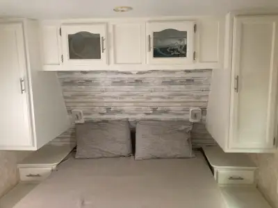 Selling our beautifully renovated 27’ camping trailer Double electric pop outs Double bunks in back...