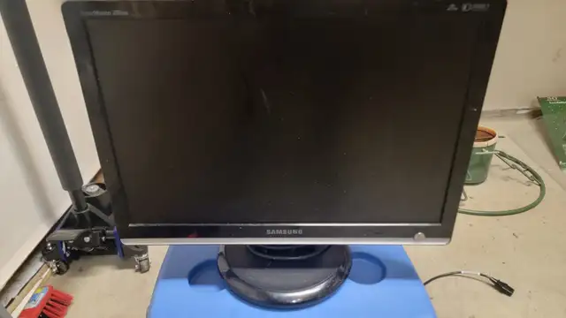 Samsung SyncMaster 206BW 20-inch LCD Monitor in Monitors in Oshawa / Durham Region - Image 3