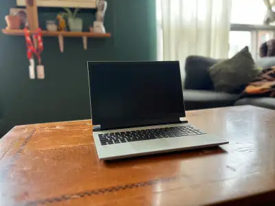 Je vend mon ordinateur portable. Je l’ai acheté en 2022 pour faire de la musique et du montage. Puis...