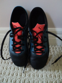 Boys Girls Size 5 Puma Soccer Shoes