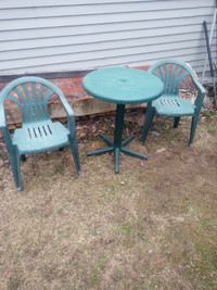 Chaise et table pour extérieur