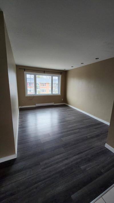 $1,800 5 ½ LAVAL, AVAILABLE NOW - 3 ROOMS, PARKING SPOT