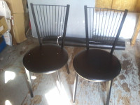 chaise en métal noir mat