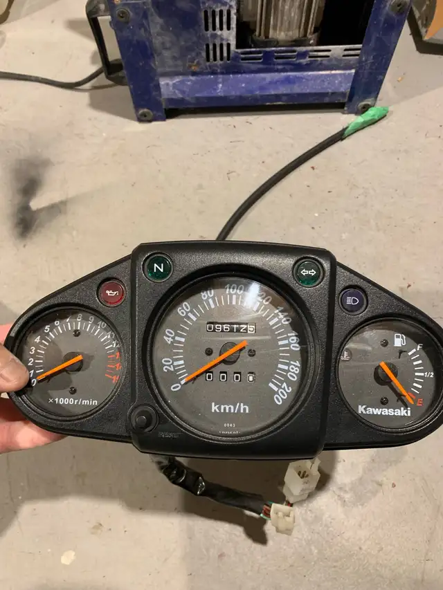 Ninja 250R cluster in Motorcycle Parts & Accessories in Hamilton - Image 2