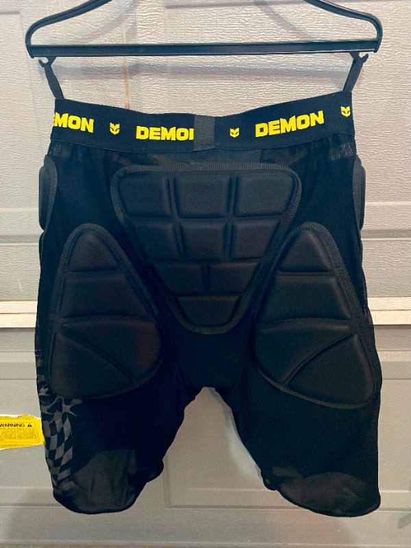 Demon Impact Shorts Padded Butt Protection in Snowboard in Markham / York Region - Image 2