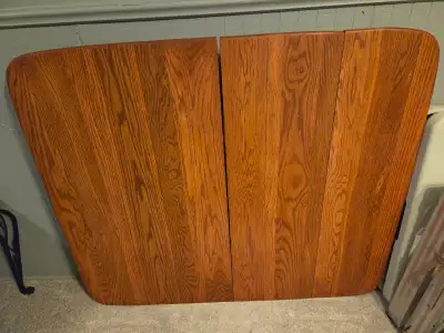 Oak table 40x48 extendable includes 4 leather chairs 150$ Maple poker / game table 40" round includi...