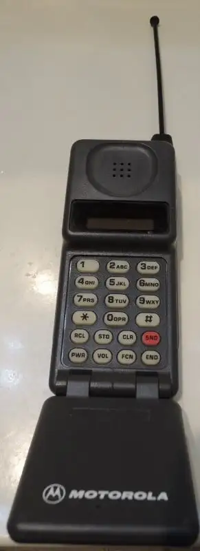 Vintage Motorola DPC550 Cellular Flip Phone 76722CARSA in Other in Grande Prairie - Image 5