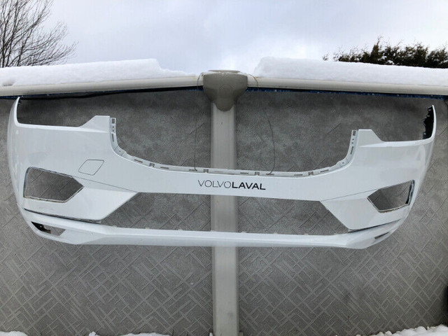Volvo XC60 2019 bumper OEM dans Pièces de carrosserie  à Sherbrooke