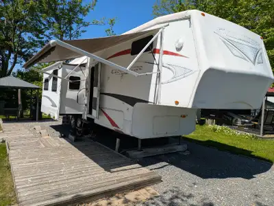 Cruiser fifth wheel 30 pieds Edition Canadienne 2009. Très bonne état, intérieur rénové avec goût. D...