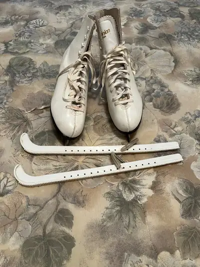 New price Women’s white skate size 9 A1 condition only worn twice asking $20 NEW PRICE $10.00