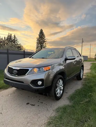 2011 KIA Sorento EX AWD Active status All-Wheel Drive Heated leather seats Backup camera Only 121k k...