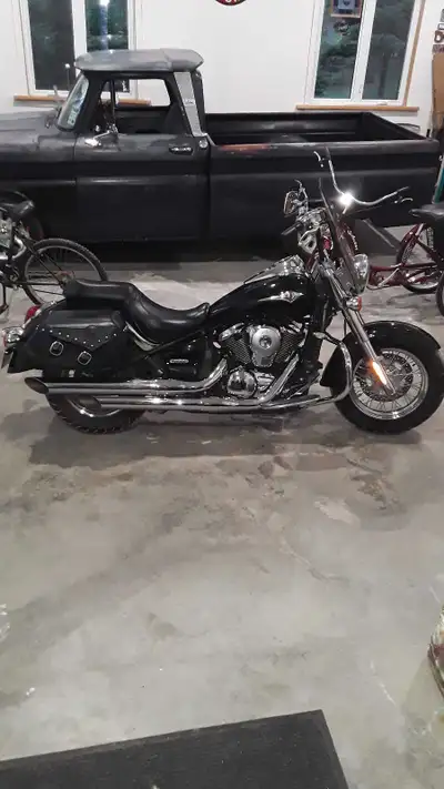 2009 kawasaki vulcan classic 900. Like new condition. Always garage kept. Well maintained. 41000km....