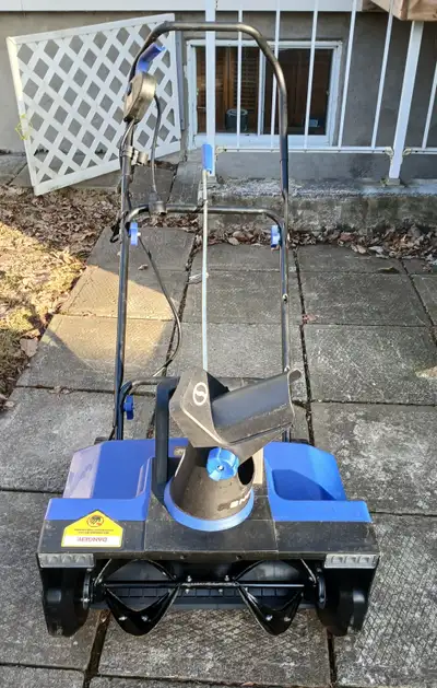 Souffleuse à neige électrique de 15 ampères. Son démarrage est instantané et fiable, d'une simple pr...