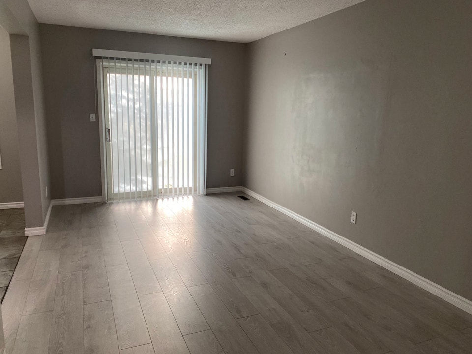 Renovated 3BRS/1.5Bath/Basment/Parking closeMillwood Town centre 3