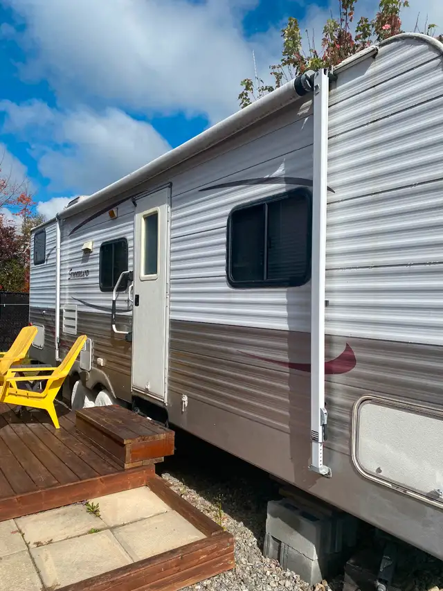 Trailer with setup for sale at the Atlantide complex in St-Calixte628632769913621217