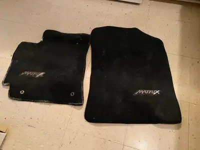 Tapis avant (gauche et doite) originaux en bonne condition pour Matrix 2009-2014