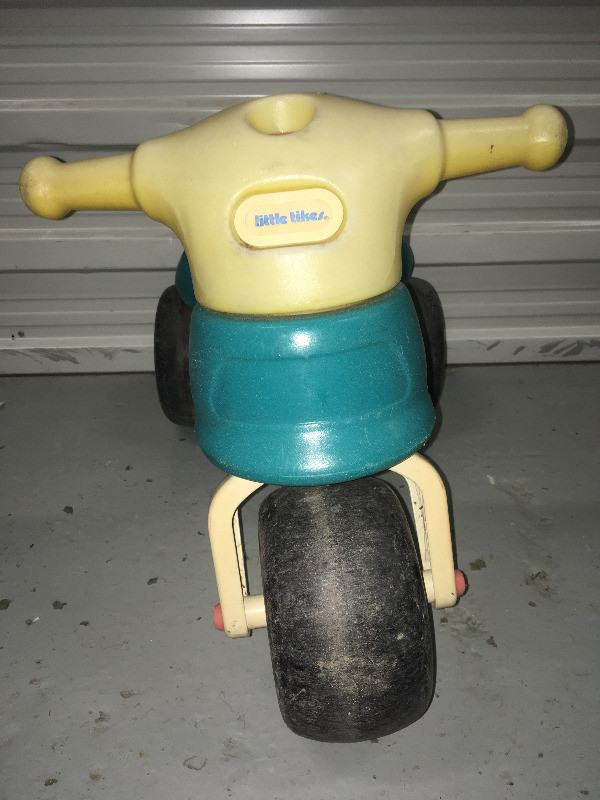 Moto verte Little Tikes en bon état dans Jouets  à Laval/Rive Nord - Image 2