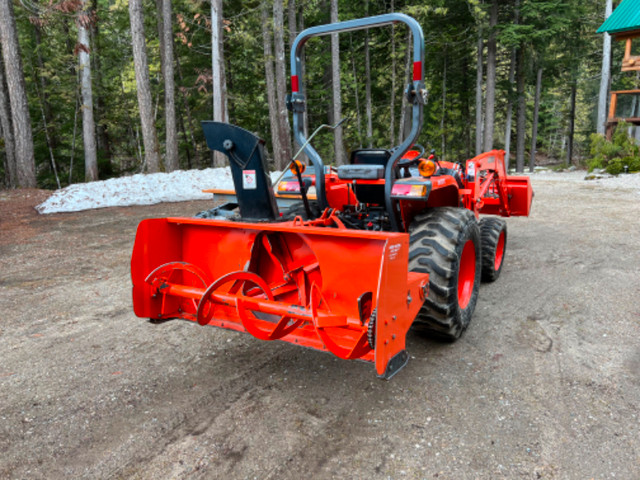 2012 Kubota L3200 tractor, bucket, snowblower, rake, box blade in Farming Equipment in Regina - Image 4