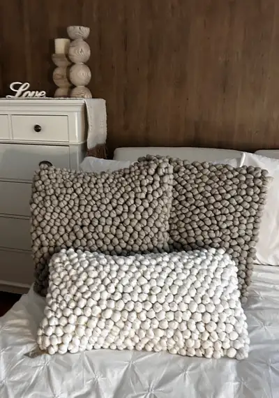 Ajoutez une touche de confort et de style à votre intérieur avec ces magnifiques coussins texturés!...