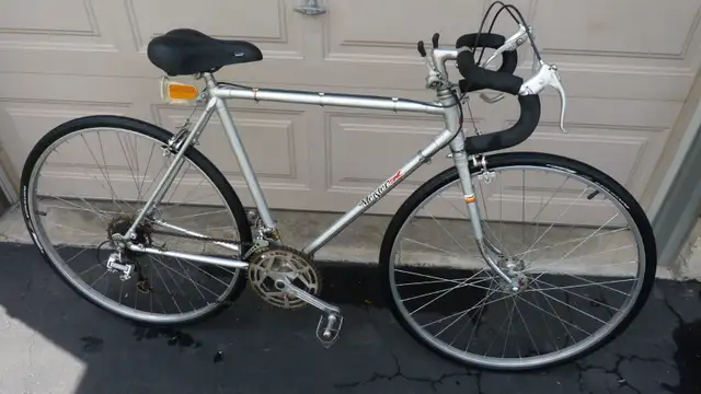 Men Road Bicycle in Road in Hamilton - Image 2