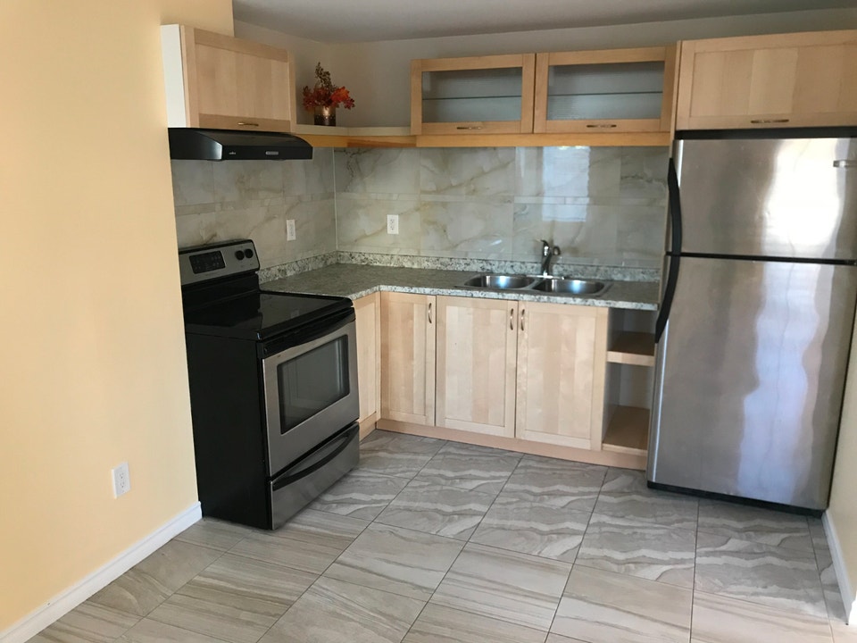 Beautiful 2 Bed 2 Bath Ground Level Basement (Yonge & Davis) 4