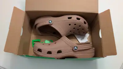 Crocs Classic Clog – Neuves dans la boîte (M8 / W10), View more