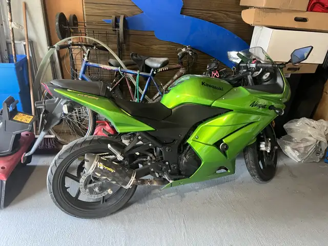 2012 Kawasaki Ninja 250 CLG in Sport Bikes in City of Toronto - Image 2
