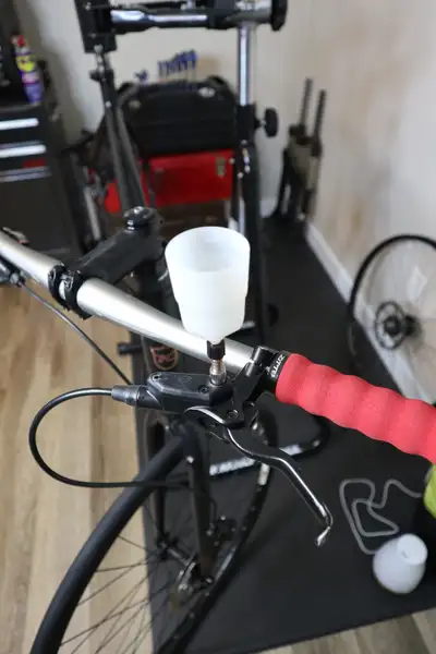 Hydraulic brake bleeding - BIKE , View more