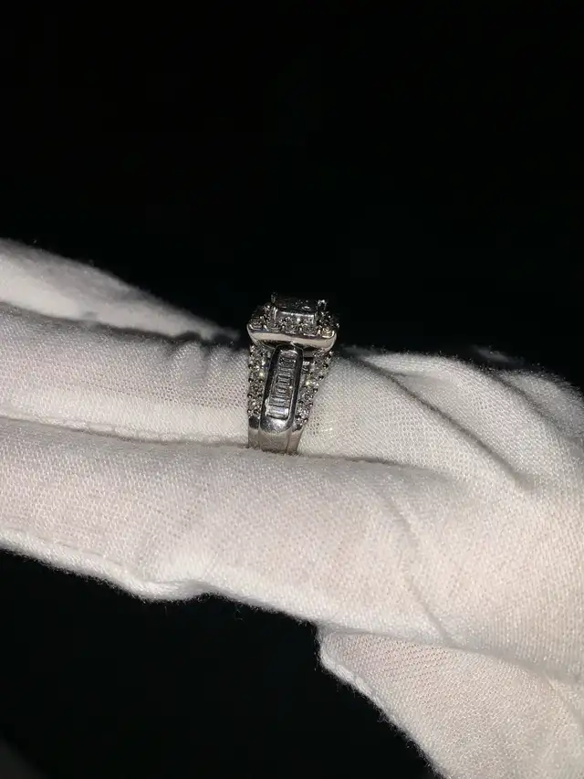 14k white gold ladies haloed engagement ring in Jewellery & Watches in Delta/Surrey/Langley - Image 4