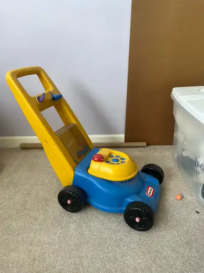 Toy lawn mower good condition