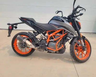 2021 ktm duke 390 23,483 km - but will go up as I'm still riding it. Has Michelin Road 6 Tires on th...