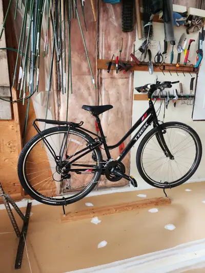 Make: TREK Model: Verve 3 hybrid bike Women’s Bike Size: Medium Added features included: mirror, bel...