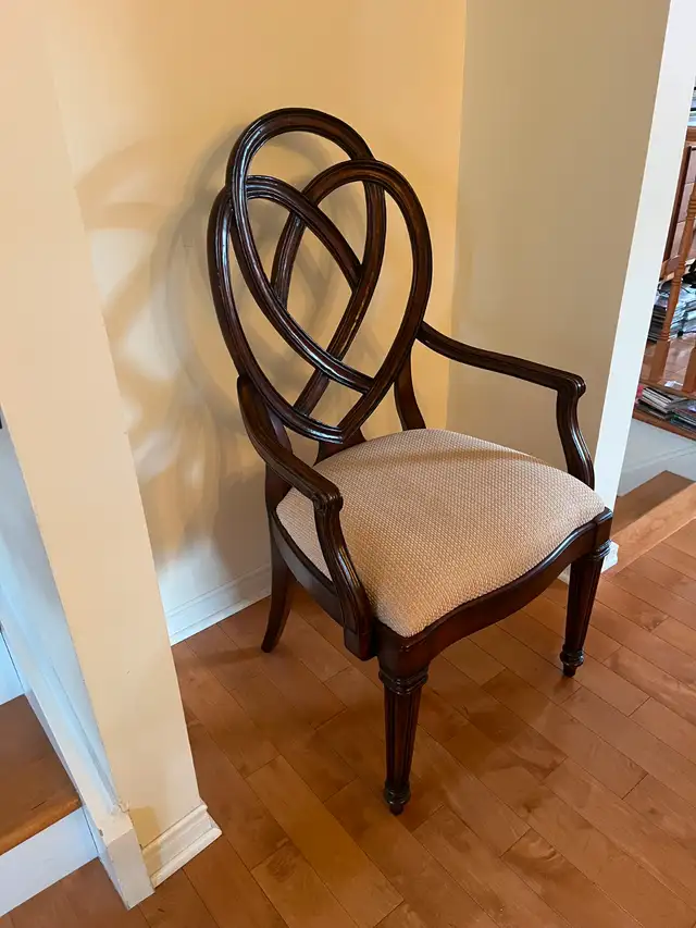 Dinning Room Chairs; Like New; Hooker furniture! Moving!!!62865712459395126
