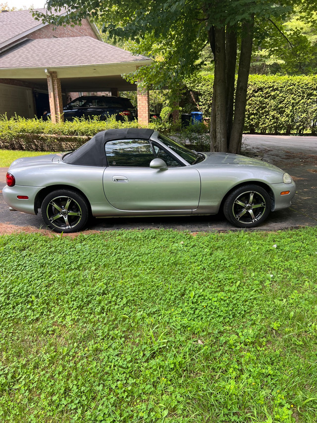 2002 Mazda Miata serie b dans Autos et camions  à Ouest de l’Île - Image 3